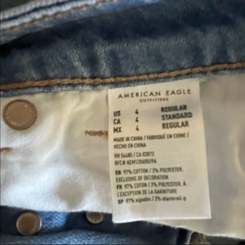 American Eagle ripped destructed Tomgirl jean size 4 - Picture 4 of 8